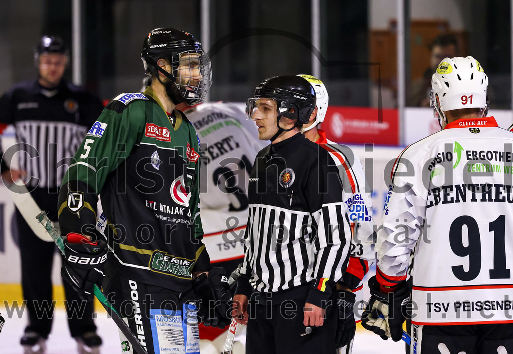 2022-11-04_048_Eishockey_TSV_Erding_gegen_TSV_Peissenberg | Erding, Deutschland, 04.11.2022:
Eishockey, Bayernliga 2022 / 2023, 10. Spieltag, TSV Erding gegen TSV Peißenberg, Endergebnis: 4:3

Florian Zimmermann (Erding Gladiators, #5), Dominik Ebentheuer (TSV Peissenberg, #91)

Foto: Christian Riedel / fotografie-riedel.net