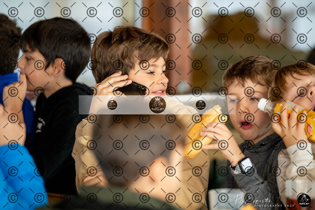 20241124_FCR-Hallenturnier-F3_1_002 | Sport und Naturfotografie von Roberto Esposito zeigt echte Momente Bewegung und die Schönheit der Natur. Ausdrucksstarke Bilder schaffen Emotionen.