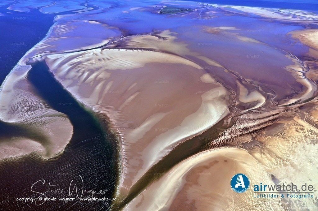 Halligen-Inseln-Weltnaturerbe-Wattenmeer-Mai-23-airwatch-wagner-240A3080 | Entdecken Sie atemberaubende Luftbilder und Fotografien auf airwatch.de - Tauchen Sie ein in eine Welt voller faszinierender Aufnahmen aus der Vogelperspektive.