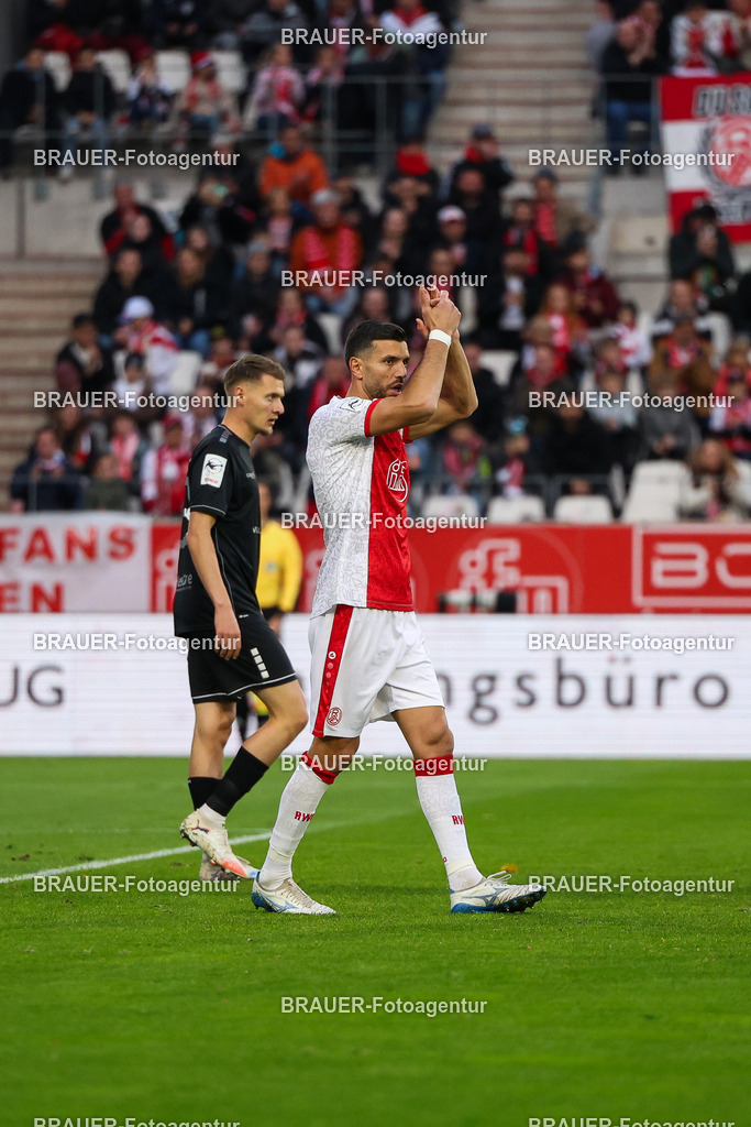 Rot-Weiss Essen - 1.Fc Schweinfurt | Essen, Deutschland, 02.11.2025 Klaus Gjasula  (Rot-Weiss Essen) klatscht in die Händewährend des 3.Liga Spiels zwischen  Rot-Weiss Essen und 1.Fc Schweinfurt am 02.11.2025 im Stadion an der Hafenstraße in Essen. (Foto von Timo Bluhmki-Schmidt/Brauer Fotoagentur