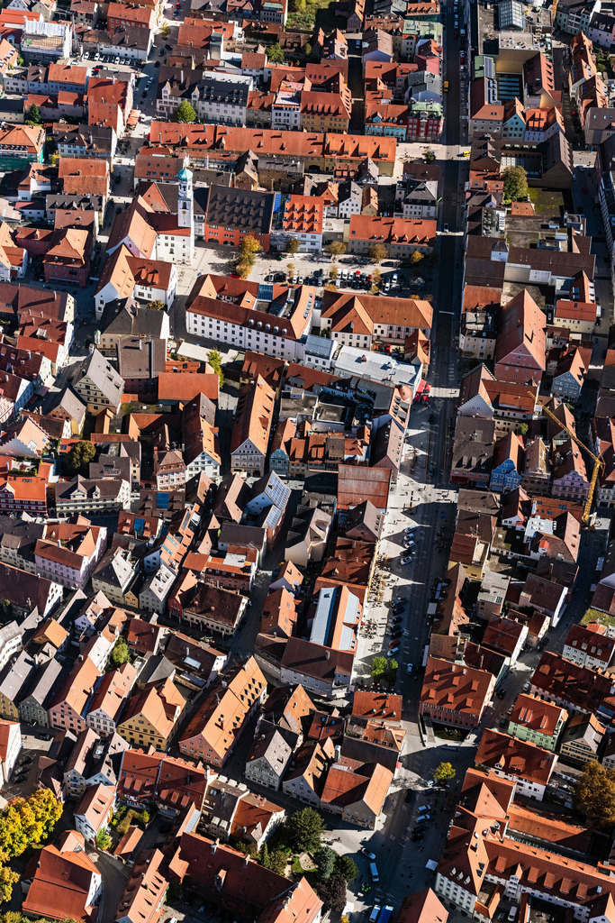 dr__0038569.jpg | MEMMINGEN 11.10.2019 Verlauf der Straßenführung der Maximilanstraße in der Altstadt in Memmingen im Bundesland Bayern, Deutschland. // Street - road guidance of Maximilanstrasse in of Altstadt in Memmingen in the state Bavaria, Germany. Foto: Daniel Reiter