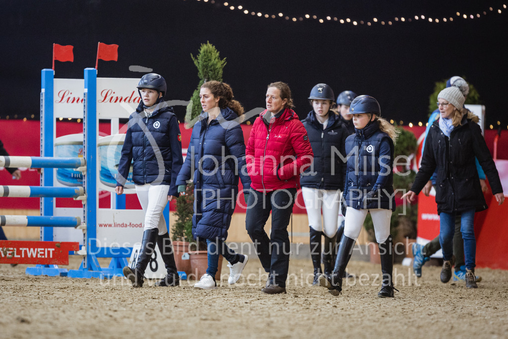 221127_Winterfestival_L-Spr_HPTTY-214 | Deine schönsten Turniermomente als professionelle Fotos! Entdecke hochwertige Pferdesport-Fotografie im Online-Shop. Jetzt Fotos finden & bestellen!