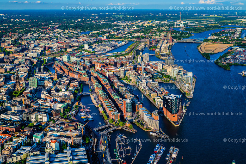 Hamburg_Speicherstadt_Hafencity_ELS_8859160625 | HAMBURG 16.06.2025 Gebäude, Straßen und Kanäle der Hafencity und Speicherstadt in Hamburg, Deutschland. // Buildings, streets and canals of the Hafencity and Speicherstadt in Hamburg, Germany. Foto: Martin Elsen