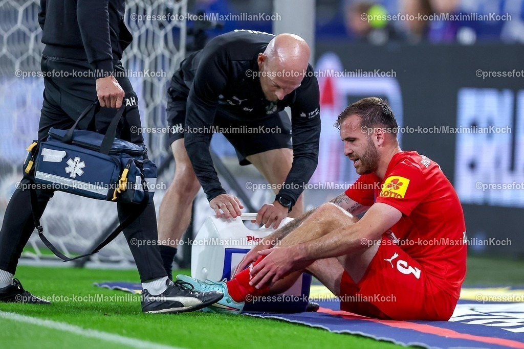 S0413092501169 | 13.09.2025, Fußball, FC Schalke 04 - Holstein Kiel, 5.Spieltag, 2. Fußball Bundesliga, Veltins-Arena Gelsenkirchen, Saison 2025 2026: Marco Komenda (Holstein Kiel #03) liegt verletzt mit Schmerzen  auf dem Spielfeld und muss medizinisch behandelt werden Verletzung FußverletzungDFB regulations prohibit any use of photographs as image sequences and or quasi-video.