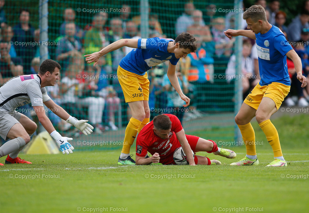 A_LUI-260522_17 | SPORT,FUSSBALL TRANSDANUBIA CUP FINALE 26.05.2022 ST.MARTIN/MK.-ASKOE OEDT IM BILD:MANUEL SCHMIDL (OEDT) UND RAPHAEL NEUMUELLER,TIMO STREIBL UND MARTIN DUDAK (ALLE ST.MARTIN) FOTO:FOTOLUI/OOEFV