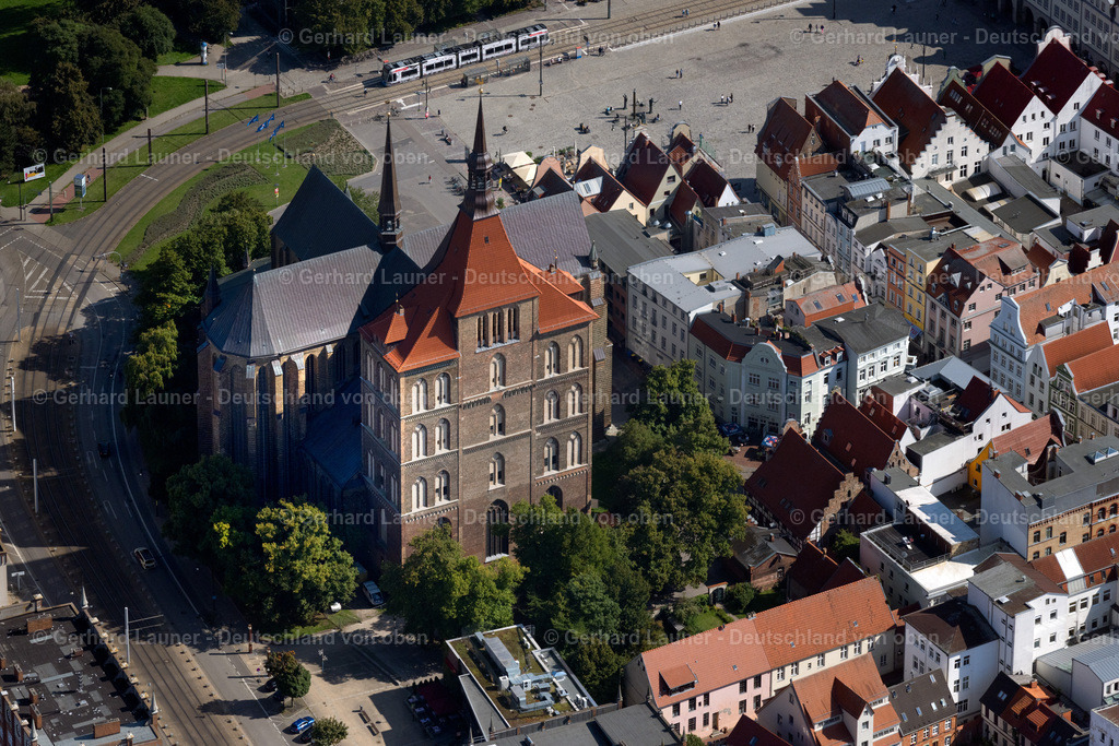 4062027 | ROSTOCK 08.09.2021 Kirchengebäude der Sankt-Marien-Kirche zu Rostock in Rostock im Bundesland Mecklenburg-Vorpommern, Deutschland. Die Marienkirche ist die evangelisch-lutherische Hauptkirche Rostocks. // Church building of the Saint Marien's church to Rostock in Rostock in the federal state Mecklenburg-West Pomerania, Germany. The Marien's church is the Protestant-Lutheran main church of Rostock. Foto: Gerhard Launer