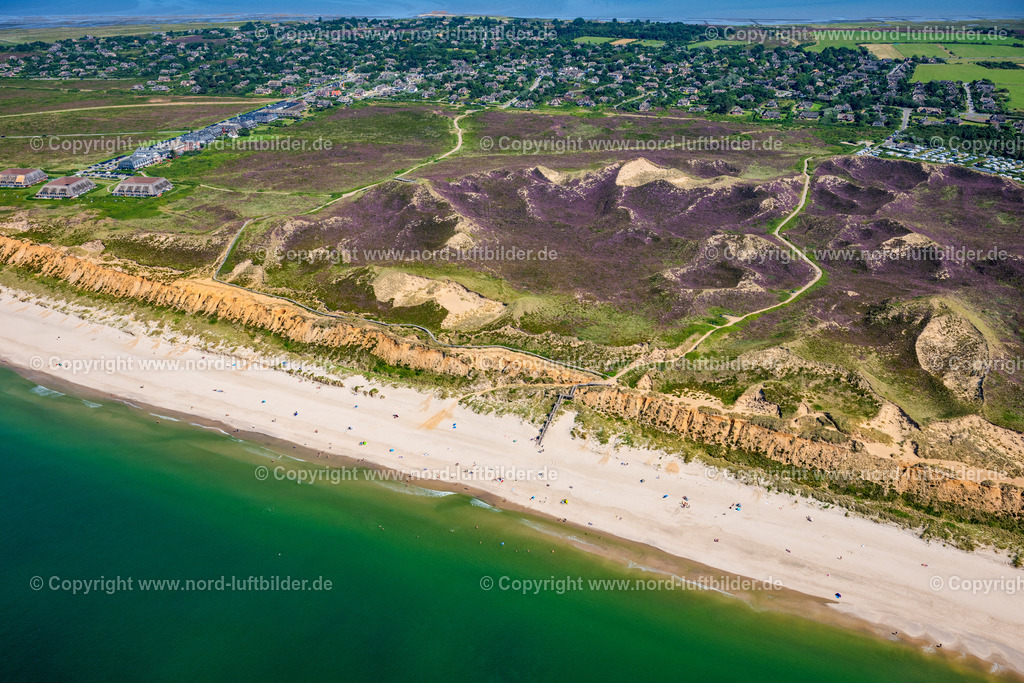 Sylt_Kampen_Rotes_Kliff_Strand_ELS_0195130825 | KAMPEN (SYLT) 13.08.2025 Küsten- Landschaft an der Steilküste Rotes Kliff mit dem Hotel Rungholt in Kampen (Sylt) im Bundesland Schleswig-Holstein, Deutschland. // Coastal landscape on the steep coast of Rotes Kliff with the Hotel Rungholt in Kampen (Sylt) in the state Schleswig-Holstein, Germany. Foto: Martin Elsen