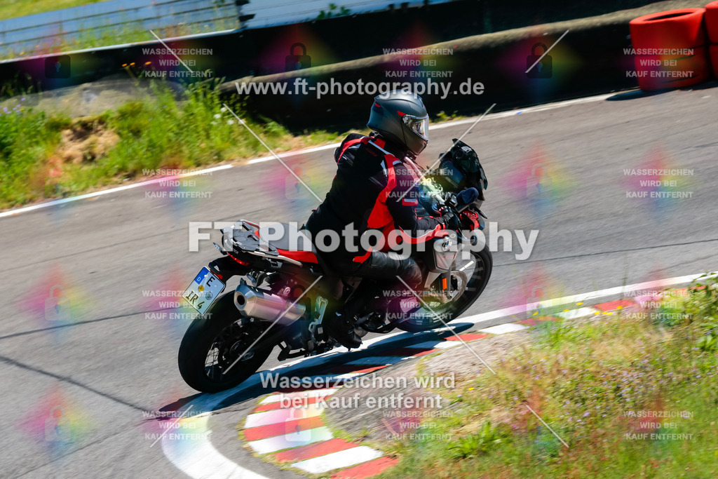 Moto-TeamOBK-22137 | Hier findet Ihr Bilder von Touristenfahrten auf der Nürburgring Nordschleife oder von anderen Veranstaltungen die ich besucht habe. Viel Spass beim Durch Schauen 