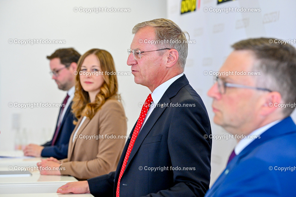 Pressekonferenz OeVP Oberoesterreich_ OOeVP-Kandidatenteam für die Nationalratswahl 2024_ 01.07.2024-28 | 01.07.2024, Linz, AUT, Pressekonferenz OeVP Oberoesterreich, OOeVP-Kandidatenteam für die Nationalratswahl - Stark fuer Oberoesterreichs Interessen, im Bild Florian Hiegelsberger (VP, Parteimanager OoeVP), Claudia Plakolm (VP, Staatssekretaerin im Bundeskanzleramt fuer Jugendangelegenheiten und Zivildienstagenden), LH Thomas Stelzer (VP, Landeshauptmann Ooe), August Woeginger (VP, Klubobmann OeVP Parlamentsklub) 
