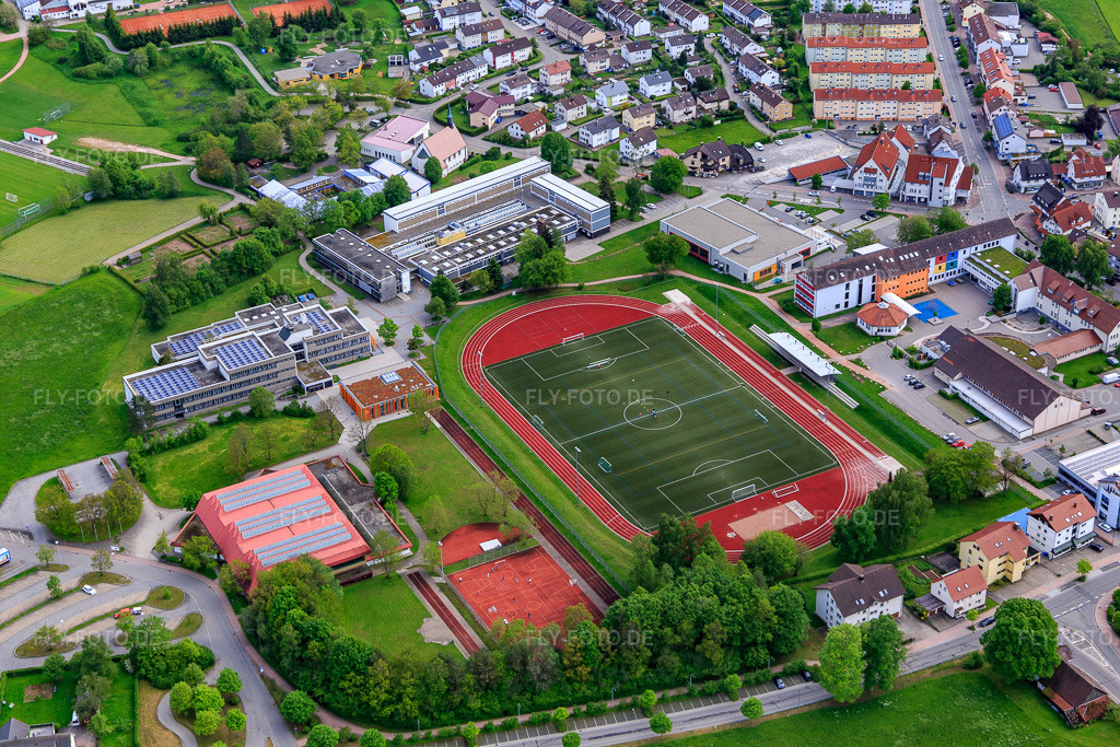 Luftbild: Kunstrasenplatz des SV Sulgen und Kreissporthalle am Berufsschulzentrum Gewerbliche Schulen und der around school im Ortsteil Sulgen in Schramberg im Bundesland Baden-Württemberg in Deutschland.Foto: IMG_114581.jpg vom 30.05.2019 durch Werner Riehm/FLY-FOTO.deBerufliche Schulen Schramberg: Berufliche Schulen SchrambergAroundSchool - Kontakt