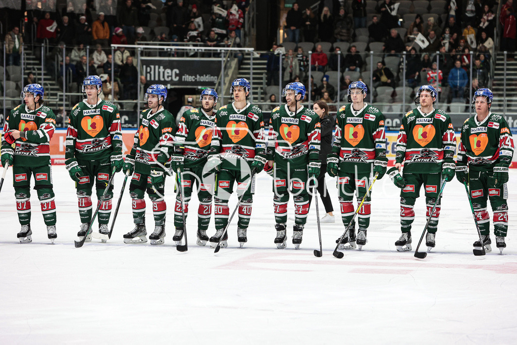 Augsburger Panther - Nuernberg ICE Tigers | Die Mannschaft der Panther bedankt sich bei den Fans