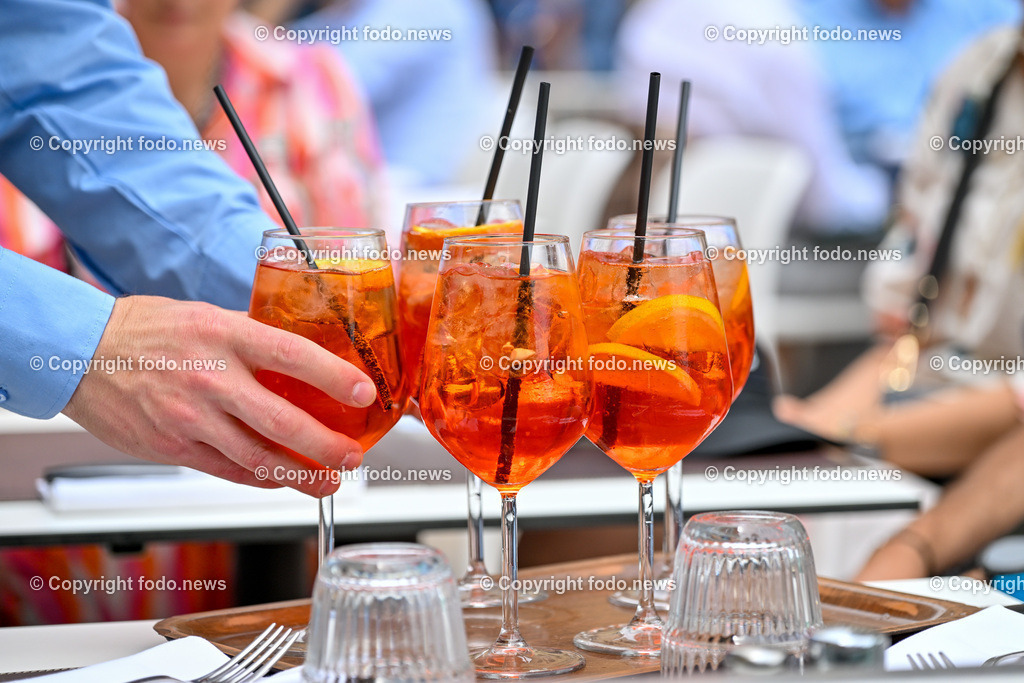 Italien_ Toscana_ Florenz_ 30.05.2024-151 | 30.05.2024, Italien, ITA, Toskana, Florenz im Bild Stadtansichten, Gebäude, Architektur, Touristen, Historisch, Souvenir, Altstadt, Museum, Statuen, Skulpturen, Piazza della Signoria, Statue David, Palazzo Vecchio, Neptunbrunnen, Piazza della Repubblica, Ponte Vecchio, Brücke, Uffizien, Kathedrale Santa Maria del Fiore, Arno, Fluß


Florenz, Firenze, ist eine italienische Großstadt. Nach Einwohnern ist sie die achtgrößte Stadt Italiens. Florenz ist die Hauptstadt sowie größte Stadt der Region Toskana und der Metropolitanstadt Florenz, in der etwa eine Million Menschen leben. Florenz ist für seine Geschichte berühmt. Leonardo da Vinci verbrachte große Teile seiner Jugend in Florenz, Michelangelo fand Unterschlupf in der Kirche der Medici, Galileo Galilei wohnte als Hofmathematiker in den Palästen der Medici. Von 1865 bis 1871 war die Stadt die Hauptstadt des neu gegründeten Königreichs Italien. Das historische Zentrum von Florenz zieht Jahr für Jahr Millionen von Touristen an. Die historische Innenstadt wurde von der UNESCO im Jahre 1982 zum Weltkulturerbe erklärt. 
Quelle: Wikipedia
