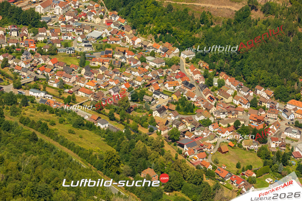 Luftaufnahme der Stadt Wallenfels - Die Luftaufnahme wurde 2025 vom UL-Flugzeug heraus erstellt ( keine Drohne ) - Hochauflösende Luftaufnahme - für professionelle Ausdrucke geeignet. Die Geschenkidee !Mit Lizenz und Bildrechte bestellbar