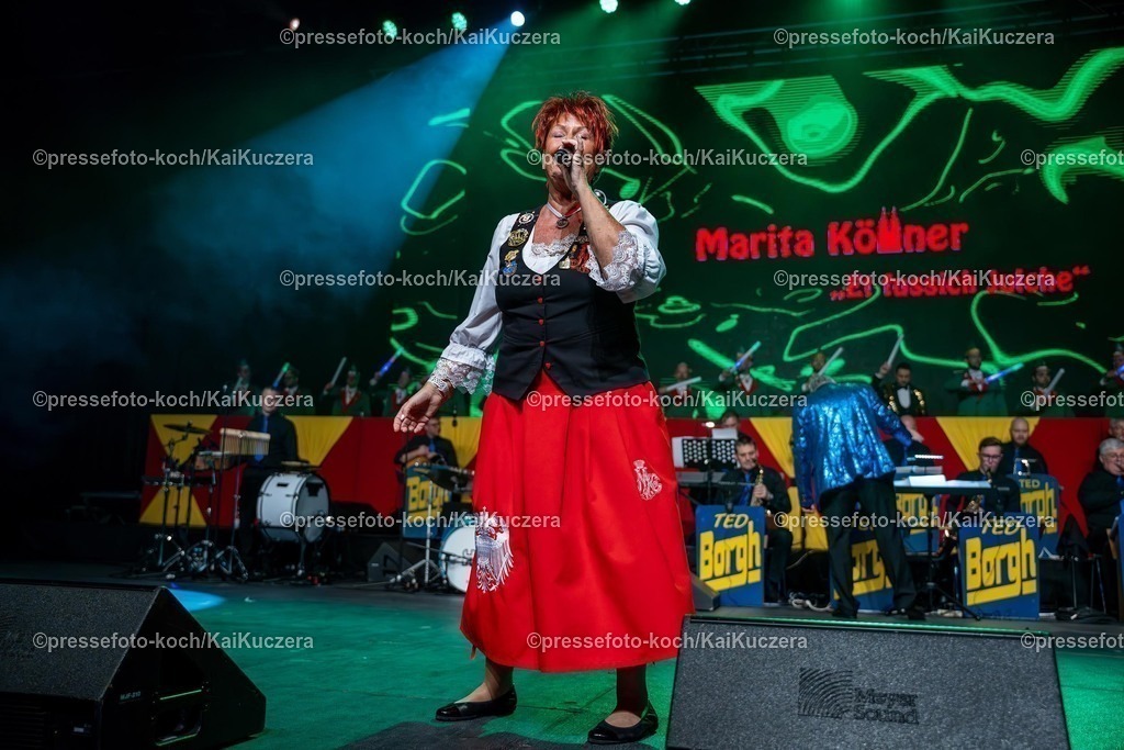 KKU25012501038 | 25.01.2025, xkkux, Düsseldorf, Karnevalsveranstaltung - Die Lachende in der Mitsubishi Electric HALLE. Sängerin Marita Köllner performt bei ihrem Auftritt