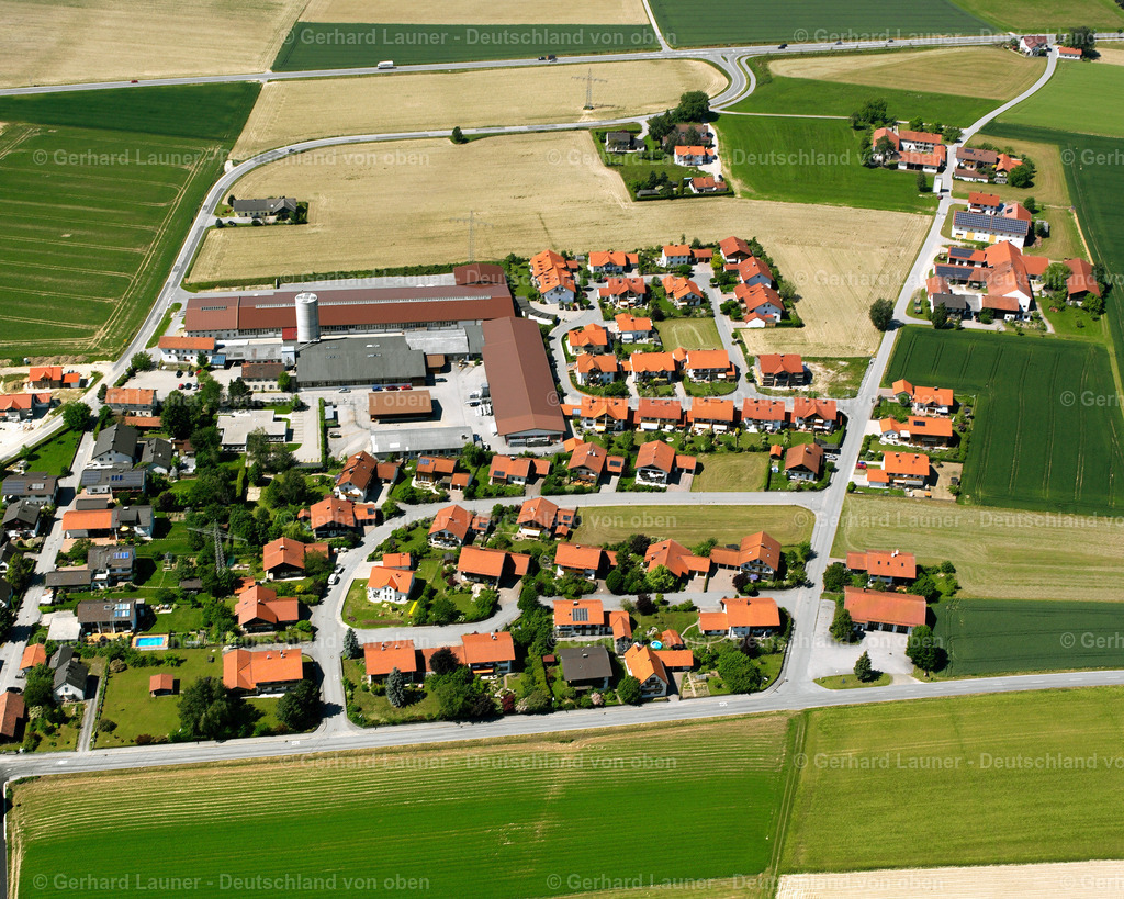 2600808 | UNTERNEUKIRCHEN 09.06.2006 Wohngebiet einer Einfamilienhaus- Siedlung  in Unterneukirchen im Bundesland Bayern, Deutschland // Single-family residential area of settlement  in Unterneukirchen in the state Bavaria, Germany Foto: Gerhard Launer