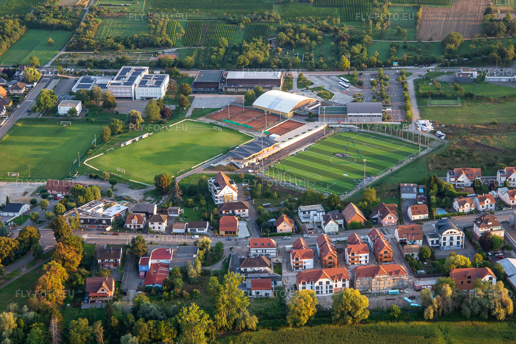 Vue aérienne: FC Rosheim au Complexe Sportif du Neuland au Collège Herrade de Landsberg à Rosheim dans le département Bas Rhin, France. Photo: IMG_137983.jpg prise le 19/08/2023 par Werner Riehm/FLY-FOTO.eu – Résolution de l'original: 5472 x 3648 px