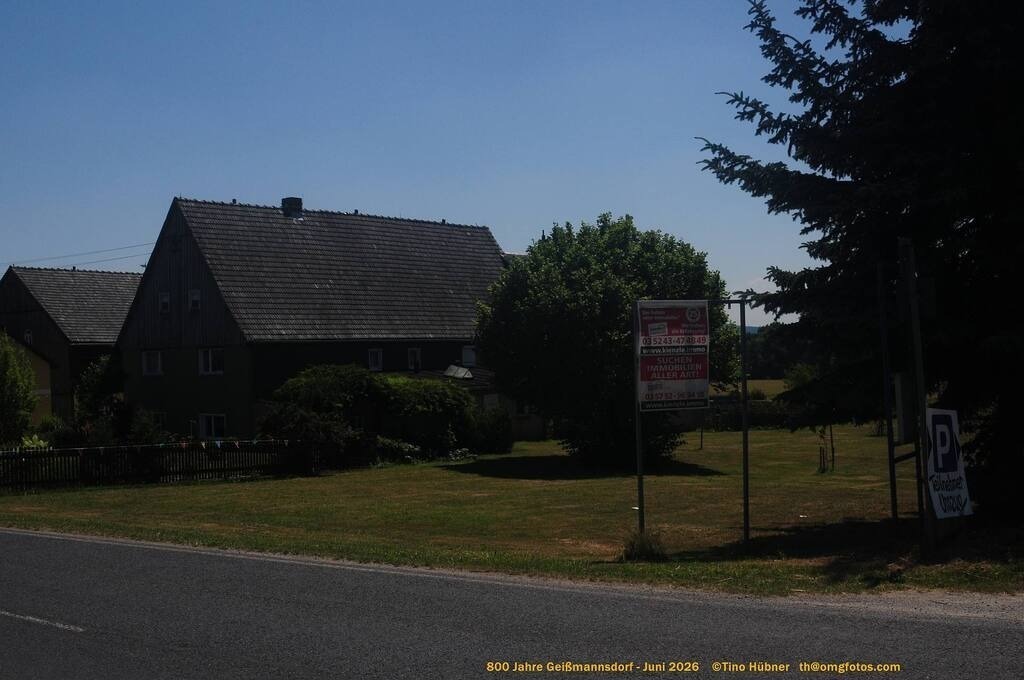 Geißmannsdorf-2026-Ortsbilder-362 | Geißmannsdorf bei Bischofswerda im Sommer 2026. Ein fotografischer Streifzug durch das Dorf Geißmannsdorf, mit Gebäuden, Straßen, Strohpuppen und geschmückten Vorgärten und Grundstücken anlässlich der 800-Jahr-Feier von Geißmannsdorf im Juni 2026 - Realisiert mit Pictrs.com