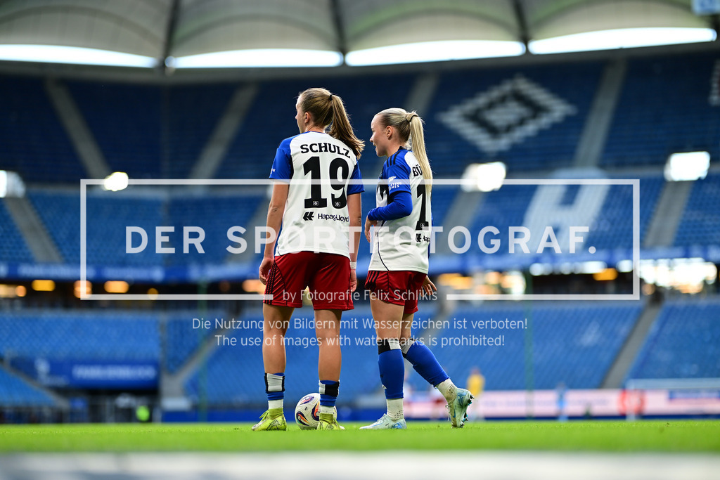 Fußball I Frauen I Saison 2025-2026 I Bundesliga I 7. Spieltag I Hamburger SV - FC Carl Zeiss Jena I 18.10.2025 I 25399 | Victoria Schulz (19, Hamburger SV) und Mia Büchele (17, Hamburger SV) - Realisiert mit Pictrs.com