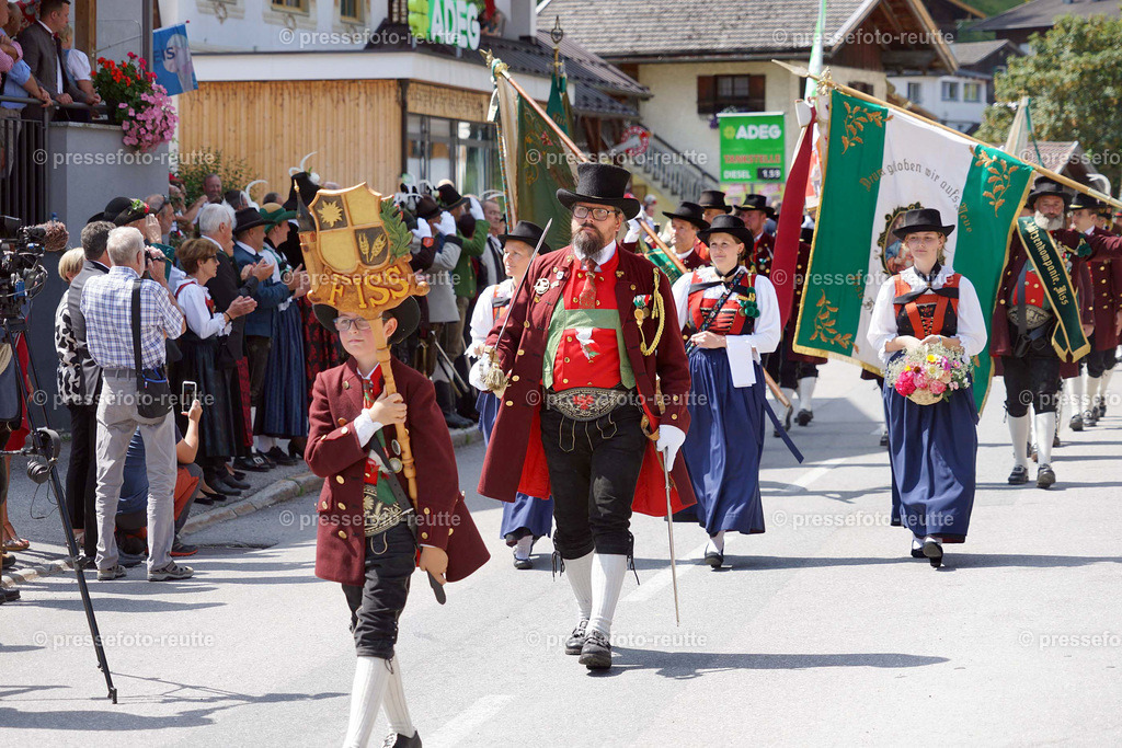 e08-news-2023-Juli23-Regimentsschuetzenfest3-Steeg-UMZUG_DORF-DSC07304 | Info aus dem Bezirk Reutte/Ausserfern Tirol sowie eine umfangreiche Bilddatenbank über die gesamte Region: Lechtal, Talkessel Reutte, Tannheimertal, Zwischentoren. Lech, Plansee, Zugspitze, Grenztunnel, B179, Fernpassstraße, Verkehr, Lawinen, Tradition, - Realisiert mit Pictrs.com
