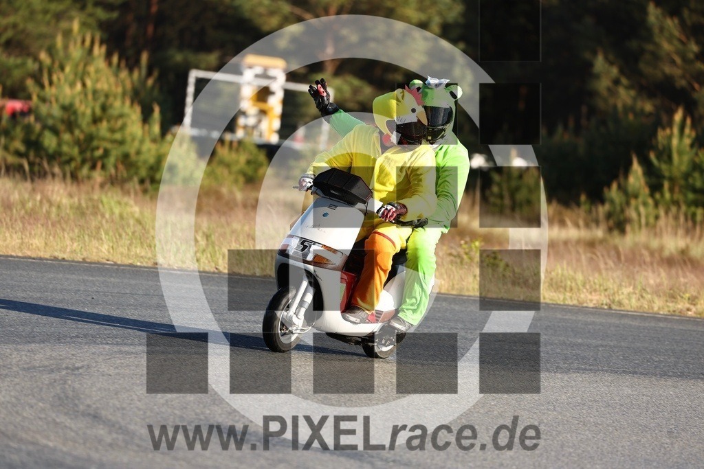 mopedrennen-20260514_12060 | Schöne Erinnerungen an spannende Momente - das festzuhalten ist unser Job. PIXELrace.de ist seit 2003 auf den Rennstrecken Europas unterwegs um die Action draußen beim Fahren und die wunderbare Stimmung imm Fahrerlager für euch einzufangen.