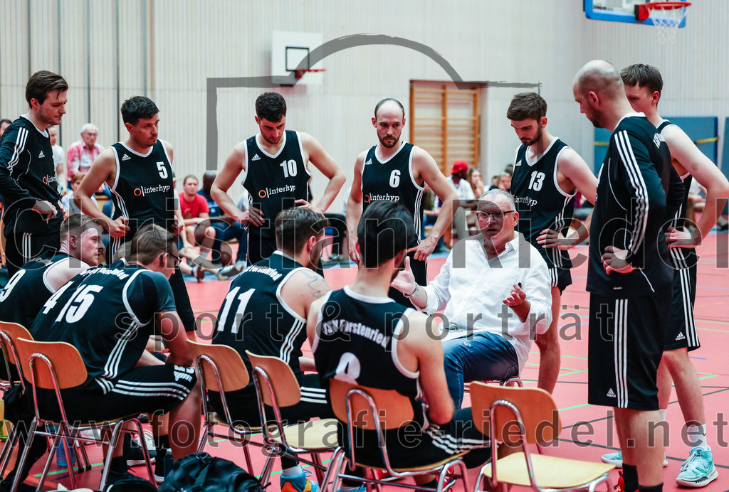 2022-05-15_036_SpVgg_Altenerding_gegen_TSV_Muenchen-Forstenried | Erding, Deutschland, 15.05.2022:
Basketball, Bezirksliga 2021 / 2022, Play-Offs, SpVgg Altenerding gegen TSV München-Forstenried, Endergebnis: 55:57

 (TSV München-Forstenried, #5), Jonathan David Schmidt (TSV München-Forstenried, #9), Tarek Lamar (TSV München-Forstenried, #10), Alexej Simon (TSV München-Forstenried, #11), Florian Wißmeier (TSV München-Forstenried, #6), Marlo Gajic (TSV München-Forstenried, #8), +f13+

Foto: Christian Riedel / fotografie-riedel.net