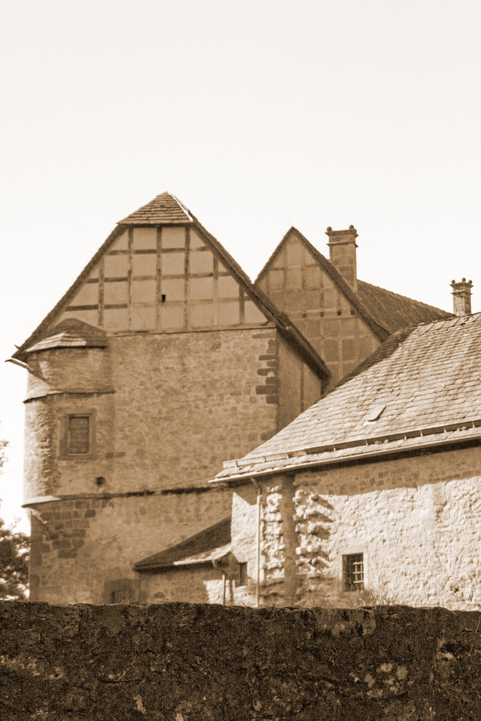 Zeitlose Mauern – Symbol von Stärke und Vergängnis | Sepia-Ausschnitt der Burgmauern: Sinnbild für Beständigkeit und gleichzeitige Vergänglichkeit – Architektur als Spiegel von Geschichte und Erinnerung. - Realisiert mit Pictrs.com