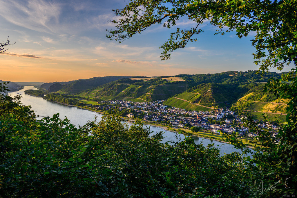 Leutesdorf im sommerlichen Sonnenuntergang | Online Foto-Shop von André Engelhardt, Filmemacher und Fotograf. Fine Art Prints, Kunstdrucke, Fotogeschenke, Souvenirs von Mosel, Rhein und mehr. 