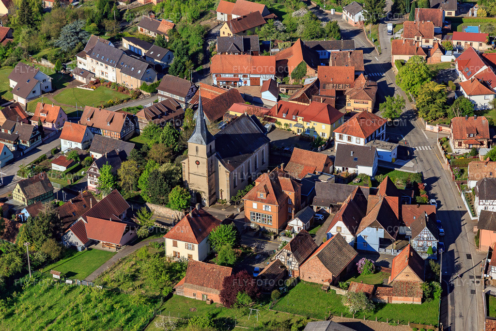 Aerial view: Church in Gunstett in the state Bas-Rhin, France.Photo: IMG_099362.jpg taken on 04/30/2017 by Werner Riehm/FLY-FOTO.comResolution of the original: 5472 x 3648 px