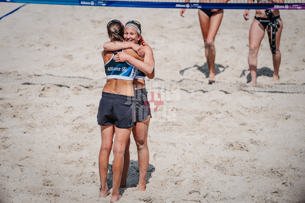 Beachvolleyball | Frauen | German Beach Tour 2024 | Tourstop Düsseldorf | 18.05.2024 | Isabel Schneider (rechts) und Kira Walkenhorst (rechts) liegen sich im Arm