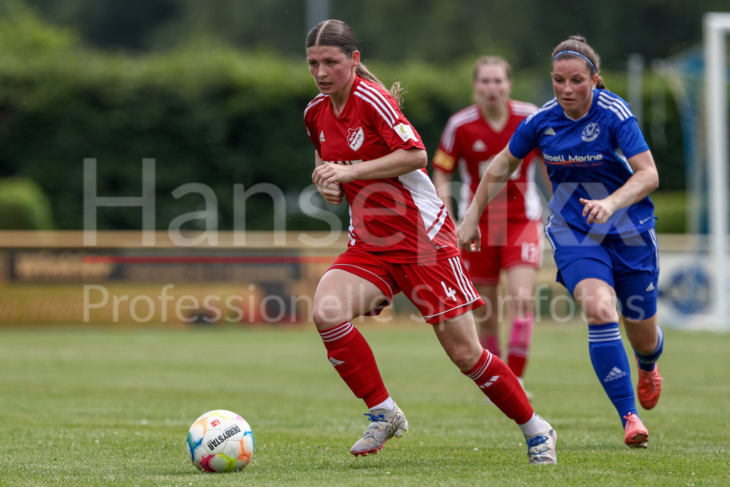 Fussball, Aufstiegsspiel Regionalliga Nord Frauen, SpVg Aurich - SSC Hagen Ahrensburg | Jane Rekowski (SpVg Aurich, 4) am Ball, Einzelbild, Ganzkörper, Aktion, Action, Spielszene