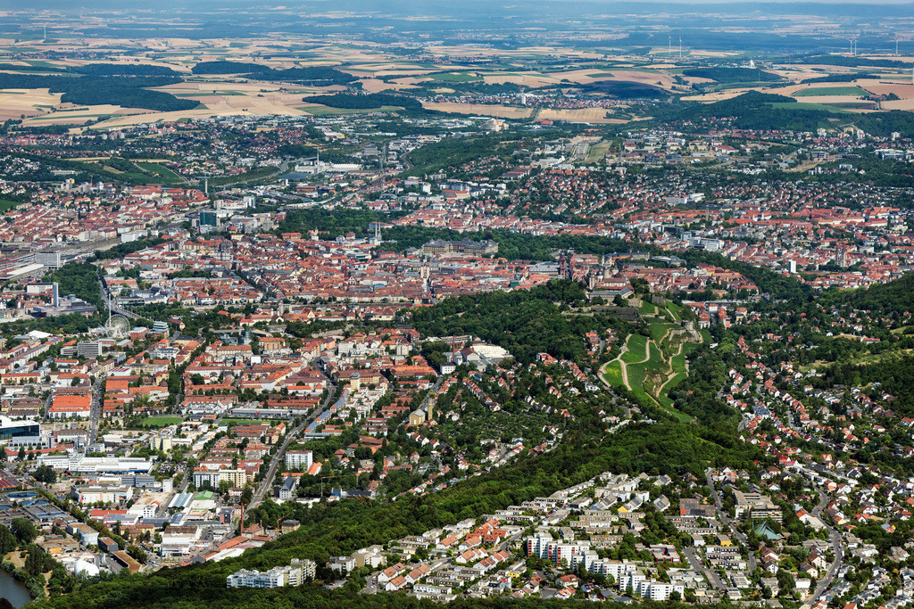 dr__0095910.jpg | WüRZBURG 06.07.2022 Altstadtbereich und Innenstadtzentrum in Würzburg im Bundesland Bayern, Deutschland. Weiterführende Informationen bei: Stadt Würzburg. // Old Town area and city center in Wuerzburg in the state Bavaria, Germany. Further information at: Stadt Wuerzburg. Foto: Daniel Reiter