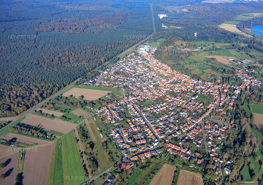 Luftbild: Dorfansicht aus Süden in Berg im Bundesland Rheinland-Pfalz in Deutschland. Foto: IMG_075815.jpg vom 02.11.2014 durch Werner Riehm/FLY-FOTO.de