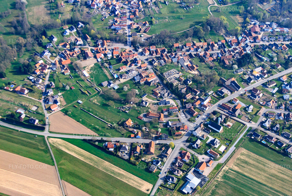 Aerial view: Rue de la Sixième Compagnie and Lauterbrücke in Scheibenhard in the state Bas-Rhin, France. – Photo: IMG_63828.jpg taken on 03/30/2014 by Werner Riehm/FLY-FOTO.com – Resolution of the original: 4430 x 2969 px