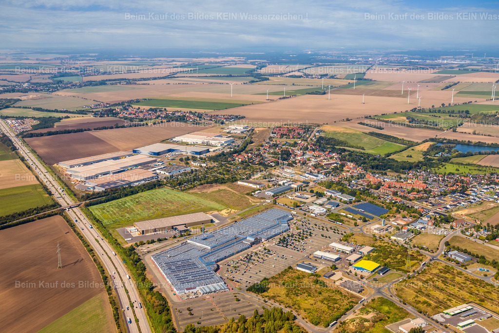 24_Hermsdorf_Elbepark_GG_Hövelmann-2080 | Blick aus dem hoch fliegenden Tragschrauber auf Hermsdorf im Landkreis Börde. Die weite Perspektive zeigt den Elbepark und die angrenzenden Gewerbeflächen am Knühl als Teil eines bedeutenden Wirtschaftsstandortes nördlich von Magdeburg.Aus der Höhe wird besonders deutlich, wie eng Gewerbe, Verkehrswege und die umliegende Landschaft miteinander verbunden sind. Der Elbepark mit seinen großflächigen Handels- und Gewerbeflächen bildet dabei einen markanten Mittelpunkt des Standortes.Die Aufnahme zeigt erneut eine Perspektive, die bei der Standortvermarktung eine wichtige Rolle spielt: Nicht ein einzelnes Unternehmen steht im Mittelpunkt, sondern der gesamte Standort mit seiner räumlichen Ausdehnung und seinem Umfeld.Solche großräumigen Luftbilder eignen sich besonders für Wirtschaftsförderung, Standortpräsentationen und die Darstellung von Gewerbegebieten in ihrer regionalen Einbindung. - Realisiert mit Pictrs.com