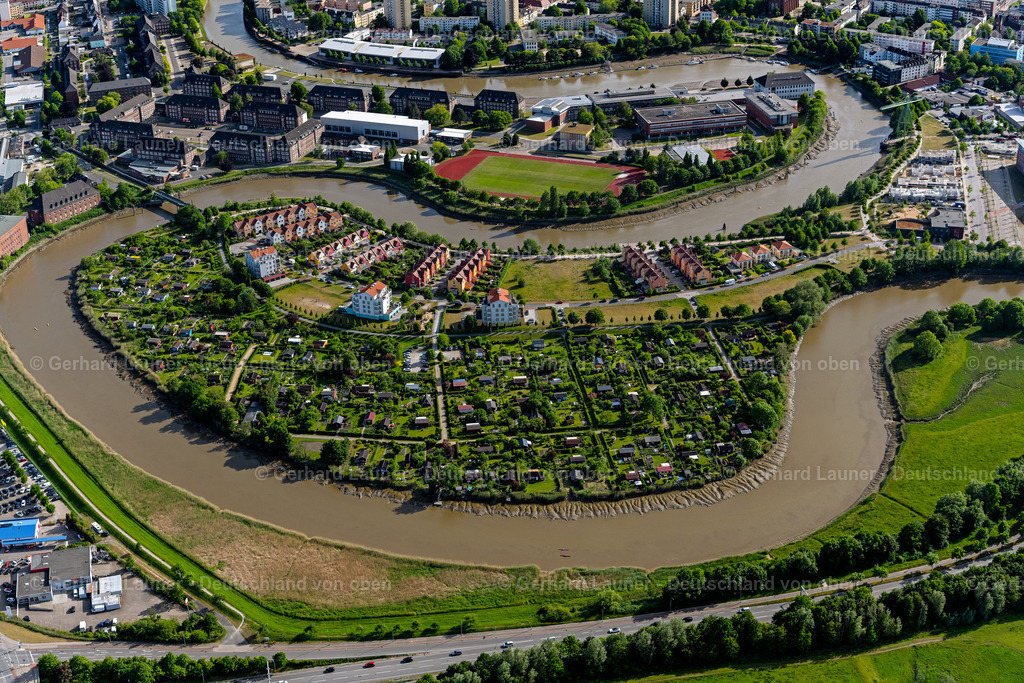 4030326 | BREMERHAVEN 01.06.2020 Wohngebiet einer Mehrfamilienhaussiedlung am Ufer- und Flussverlauf der Geeste am Geestebogen im Ortsteil Klushof in Bremerhaven im Bundesland Bremen, Deutschland. // Residential area of a multi-family house settlement on the bank and river of Geeste am Geestebogen in the district Klushof in Bremerhaven in the state Bremen, Germany. Foto: Gerhard Launer