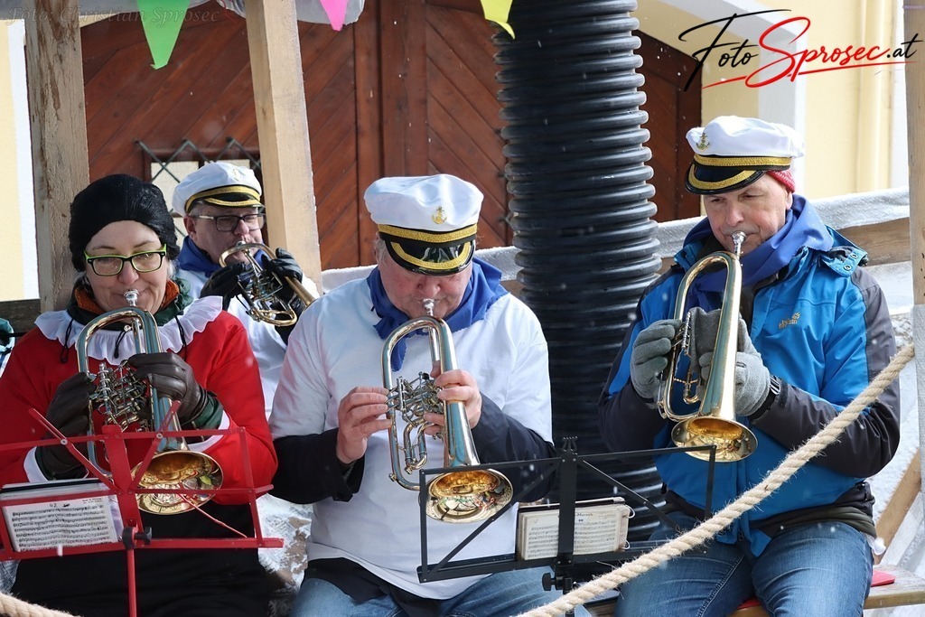 fasching2026-mariazell (11) | Mit meiner Kamera halte ich besondere Augenblicke, faszinierende Landschaften und interessante Details fest. Dabei entstehen ganz unterschiedliche Aufnahmen – von stimmungsvollen Landschaftsfotografien und beeindruckenden Drohnenaufnahmen über Pressefotos - Realisiert mit Pictrs.com