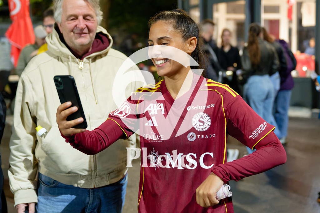 DZ9_5557_c | Switzerland: AXA Womens Super League 2025/26, Servette FC Chenois Feminin vs FC Aarau Frauen - Stade des Trois-Chene, Chene-Bourge: Daina Bourma (3 Servette FC Chenois Feminin) make a video with a fan
