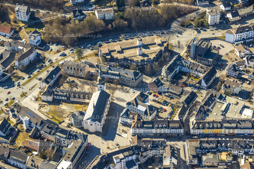 Meschede250304858 | Luftbild, Stiftsplatz und St. Walburga katholische Kirche, Parkhaus Stiftscenter, Meschede-Stadt, Meschede, Sauerland, Nordrhein-Westfalen, Deutschland