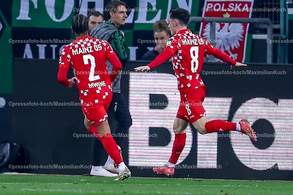 BMG07032501066 | 07.03.2025, Fußball, Borussia Mönchengladbach - 1.FSV Mainz 05, 1. Fußball Bundesliga, Borussia-Park, Saison 2024 2025: Torjubel nach dem 1:0 durch Torschütze Paul Nebel (Mainz05 #8)DFB regulations prohibit any use of photographs as image sequences and or quasi-video.