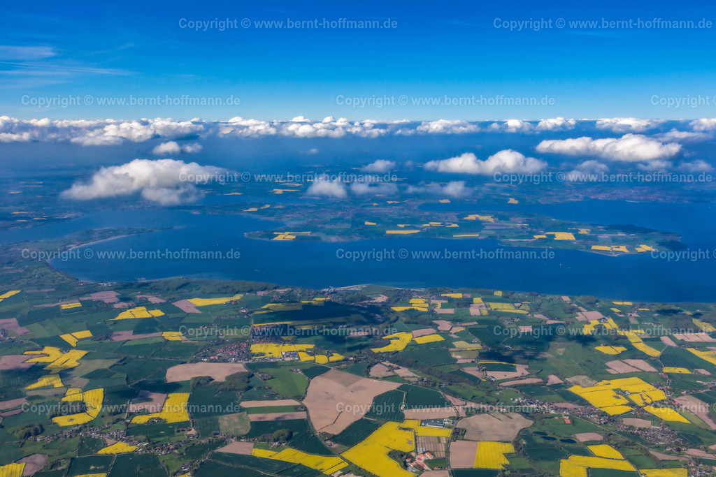 PLB_4744modz_RAPS_Nord-Angeln_180x120 | Die Landschaft Angeln -Nord reicht bis an die Flensburger Förde. Am Nordufer der Förde beginnt Dänemark. Dieser Überblick zeigt noch die dänische Halbinsel Skelde. - Realisiert mit Pictrs.com