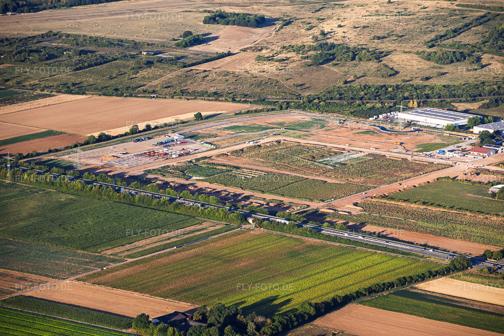 Luftbild: Gewerbegebiet D12 mit Baustelle für Geothermiekraftwerk und Umspannstation von Vulcan aus Nordosten in Landau in der Pfalz im Bundesland Rheinland-Pfalz in Deutschland. – Foto: IMG_158505.jpg vom 07.08.2026 durch Werner Riehm/FLY-FOTO.de – Auflösung des Originals: 6000 x 4000 px – VULCAN ENERGY RESOURCES