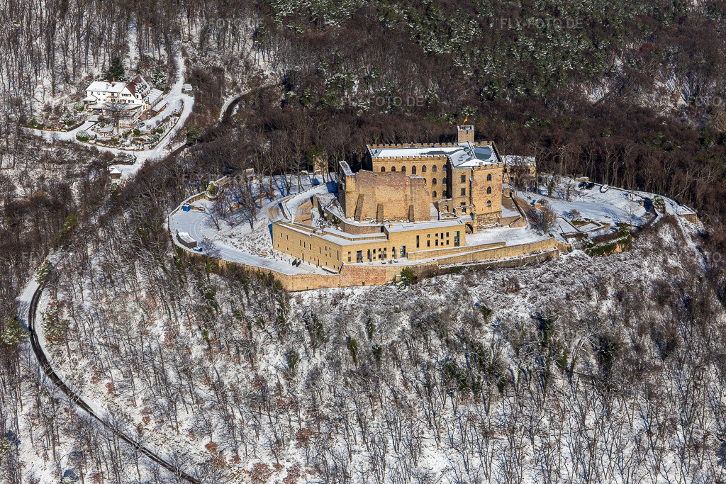 Luftbild: Winterlich schneebedeckte Burganlage des 