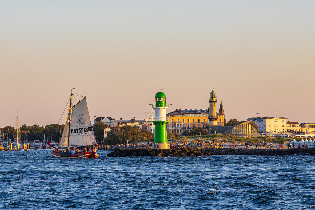 Segelschiff und Molenturm in Warnemünde während der Hanse Sail in Rostock | Segelschiff und Molenturm in Warnemünde während der Hanse Sail in Rostock.