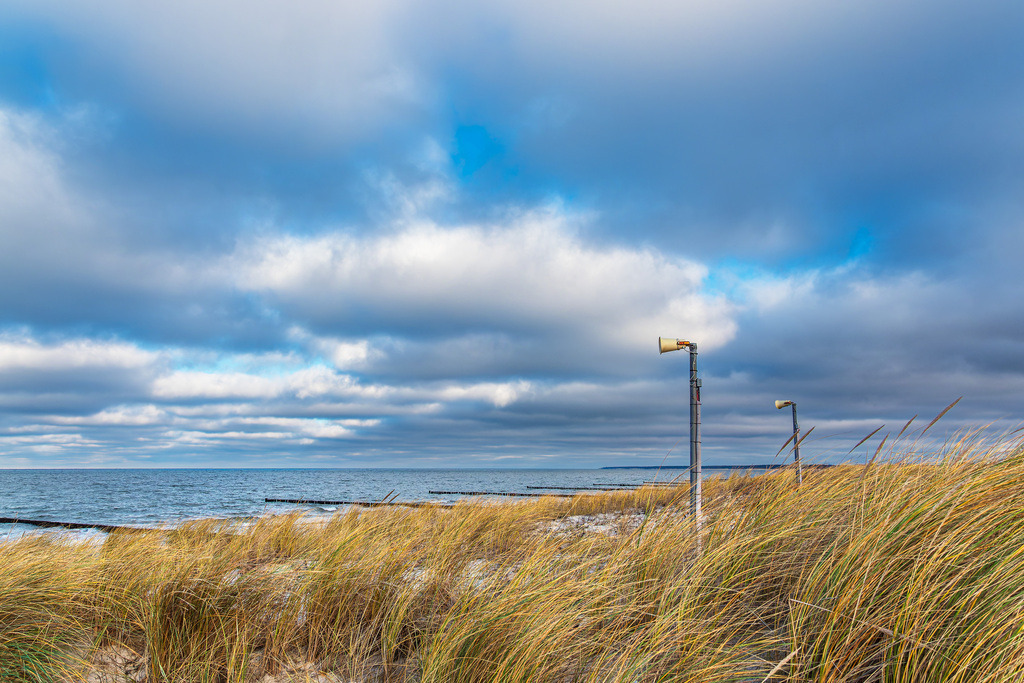Düne und Lautsprecher am Strand der Ostsee auf dem Fischland-Darß | Düne und Lautsprecher am Strand der Ostsee auf dem Fischland-Darß.