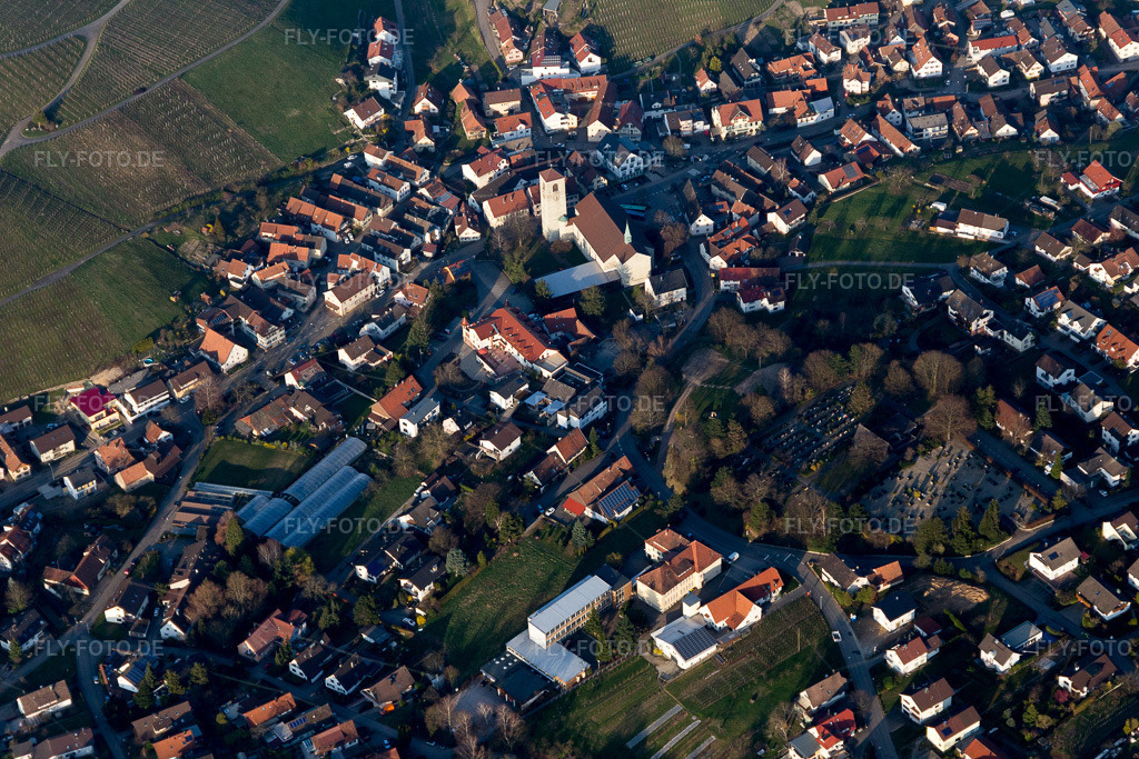 Luftbild: Grundschule, Friedhof und Kirche St. Michael von Süden im Ortsteil Neuweier in Baden-Baden im Bundesland Baden-Württemberg in Deutschland. Foto: IMG_097734.jpg vom 16.03.2017 durch Werner Riehm/FLY-FOTO.de