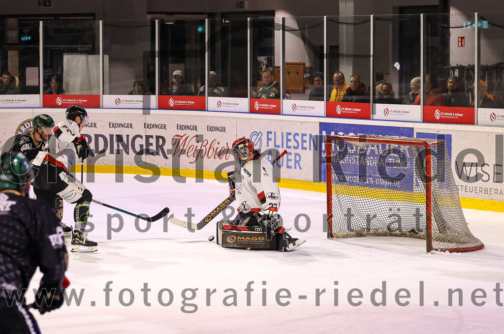 2024-03-08_139_TSV_Erding_gegen_EHC_Koenigsbrunn | Erding, Deutschland, 08.03.2024:
Eishockey, Bayernliga Playoffs 2023 / 2024, 1. Spieltag, TSV Erding gegen EHC Königsbrunn, Endergebnis: 3:0

Torwart Stefan Vajs (EHC Königsbrunn, #32)

Foto: Christian Riedel / fotografie-riedel.net