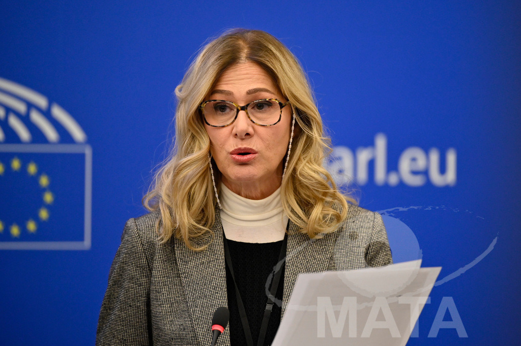 _DWI0101 | Politikerin Francesca Donato bei einer Pressekonferenz zum Thema 'Alarmierende Statistiken zu den Folgen des COVID-Lockdowns' im Europäischen Parlament. Straßburg, 18.01.2023 - Realisiert mit Pictrs.com
