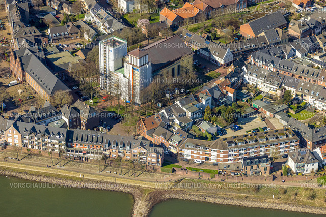 Rees240312536 | Luftbild, Rheinpromenade Rees, Baustelle mit Renovierung der Kirchtürme an der kath. Kirche St. Mariä Himmelfahrt, Rathaus Stadtverwaltung, Rees, Nordrhein-Westfalen, Deutschland
