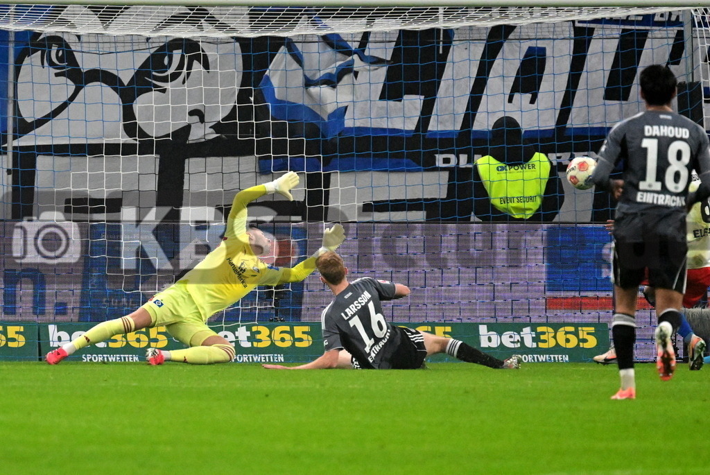 KBS Picture_HSV-Frankfurt_007 | v.r. Larsson Hugo (Eintr. Frankfurt) macht das 1:1 gegen Heuer Fernandes Daniel (HSV) ,Sportplatz :  Volksparkstadion, - Realisiert mit Pictrs.com