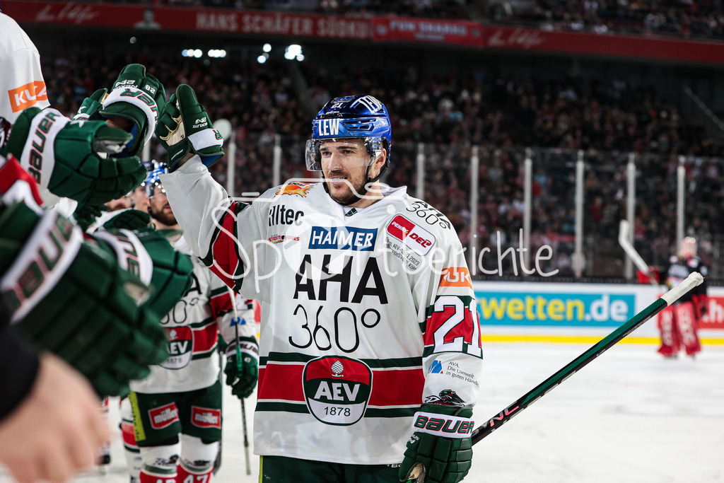 Kölner Haie - Augsburger Panther | David Stieler (AEV #21) jubelt nach seinem Treffer zum 0-1